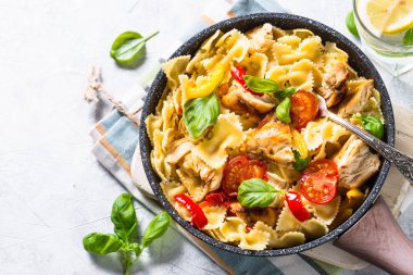 Makarna tavuk ve sebze top ile göster.