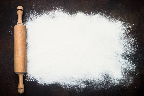 Flour and rolling pin top view. — Stock Photo, Image