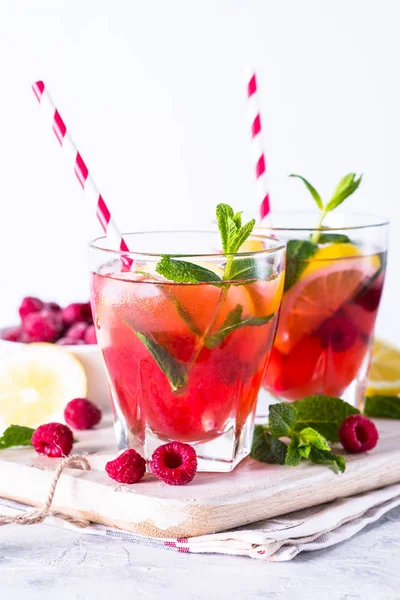 Frambuazlı limonata. Buzlu yaz içeceği.