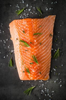 Taze balık. Siyah somon fileto.