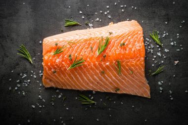 Taze balık. Siyah somon fileto.