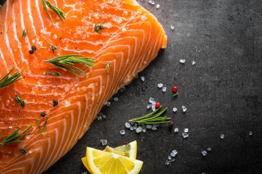 Taze balık. Siyah somon fileto.