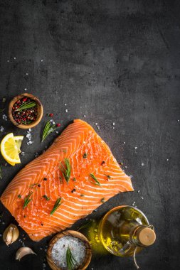 Taze balık. Siyah somon fileto.