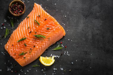 Taze balık. Siyah somon fileto.