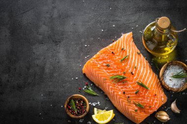 Taze balık. Siyah somon fileto.