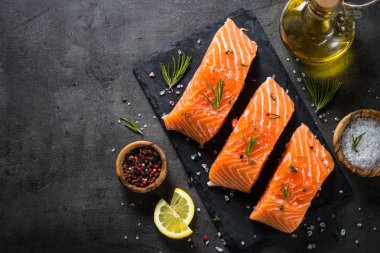 Taze balık. Siyah somon fileto.