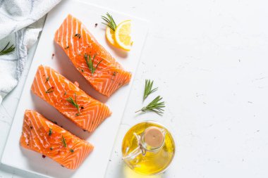 Taze balık. Beyaz üzerine somon fileto.