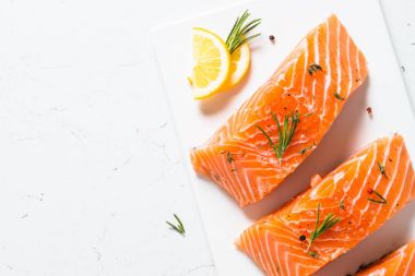 Taze balık. Beyaz üzerine somon fileto.