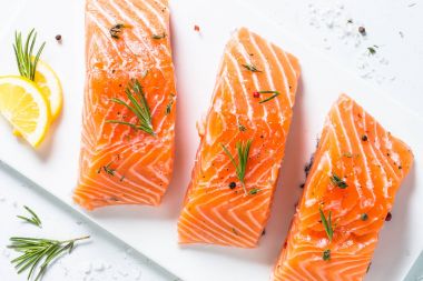 Taze balık. Beyaz üzerine somon fileto.