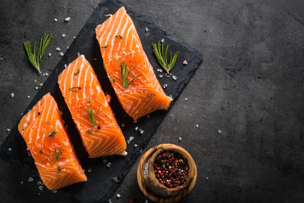 Ikan segar. Salmon fillet pada hitam . — Stok Foto