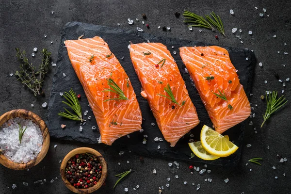 Pescado fresco. Filete de salmón sobre negro . — Foto de Stock