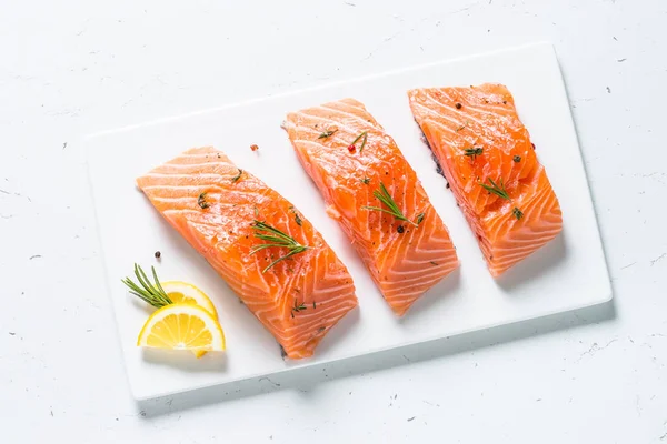 Pescado fresco. Filete de salmón sobre blanco . — Foto de Stock