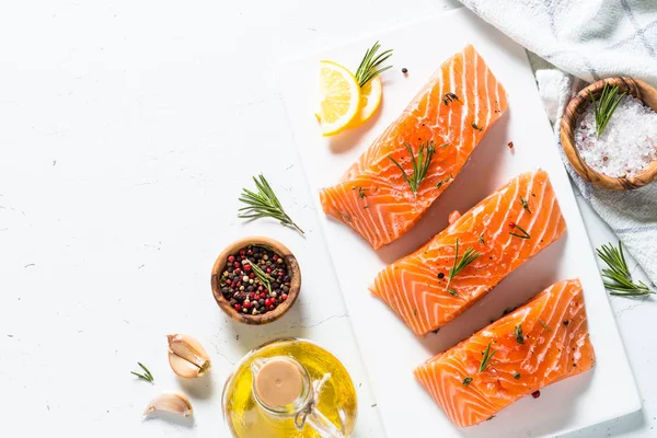 Pesce fresco. Filetto di salmone su bianco . — Foto Stock