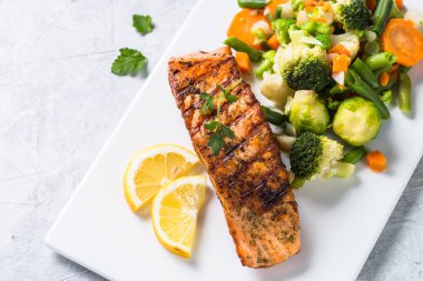 Sebze karışımı ile ızgara somon fileto. 