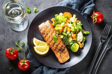 Sebze karışımı ile ızgara somon fileto. 