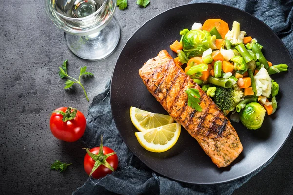 Filete de salmón a la parrilla con mezcla de verduras . — Foto de Stock