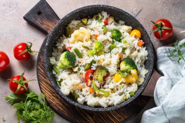 Sebze risotto Üstten Görünüm.