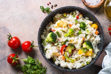 Sebze risotto Üstten Görünüm.