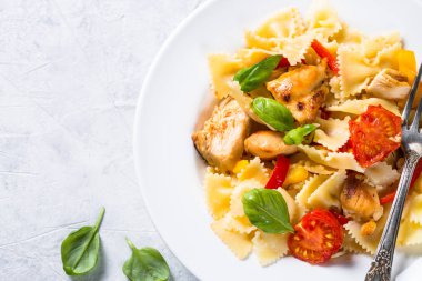 Makarna tavuk ve sebze top ile göster.