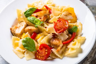 tavuklu ve sebzeli makarna.