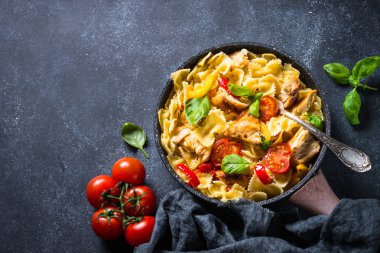 Makarna tavuk ve sebze top ile göster.