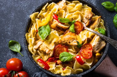 Makarna tavuk ve sebze top ile göster.