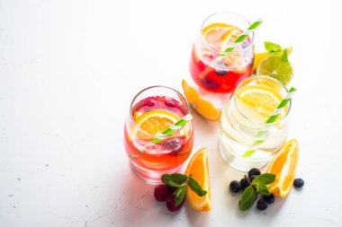 Beyaz, pembe ve kırmızı sangria meyve ile