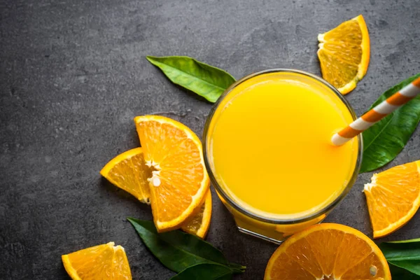 Sumo de laranja em vidro em preto . — Fotografia de Stock