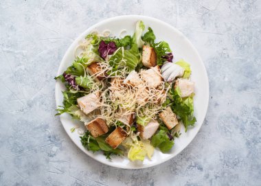 Sezar salata beyaz tabak Üstten Görünüm.