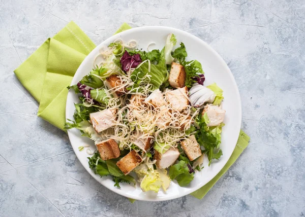 Salada Caesar em placa branca vista superior . — Fotografia de Stock