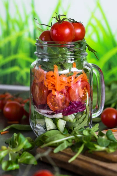 Mason kavanoza taze vejetaryen salata.