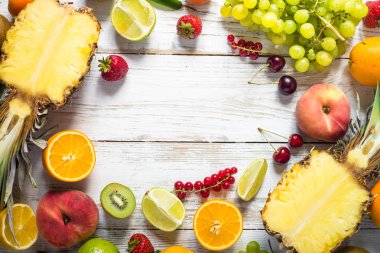 Meyve ve çilek Beyaz ahşap masa üzerinde. Üstten Görünüm. 