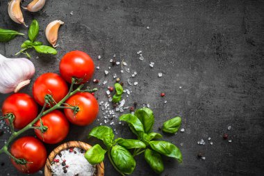 Siyah yemek pişirmek için malzemeler. Üstten Görünüm.