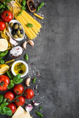 Siyah taş masa üzerinde İtalyan yemeği arka planı. Üst görünüm.