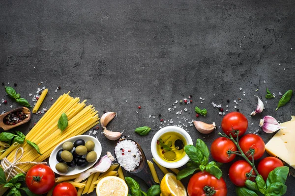 Fondo de comida italiana sobre mesa de piedra negra. Vista superior. —  Fotos de Stock