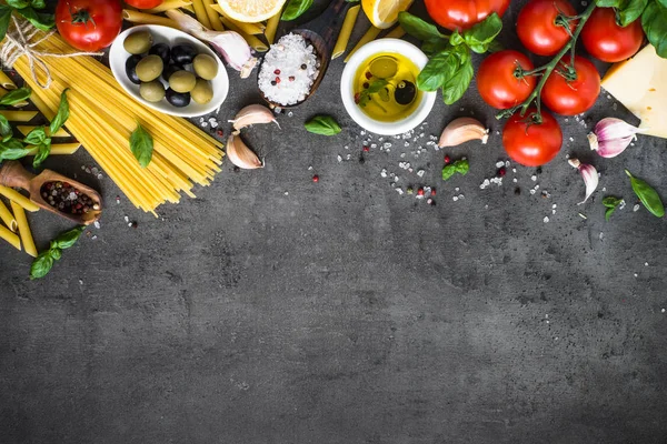 Italské Potraviny pozadí na černém kamenném stole. Horní pohled. — Stock fotografie