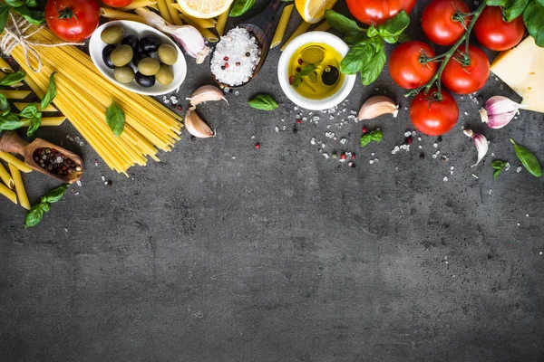 Fondo de comida italiana sobre mesa de piedra negra. Vista superior. —  Fotos de Stock