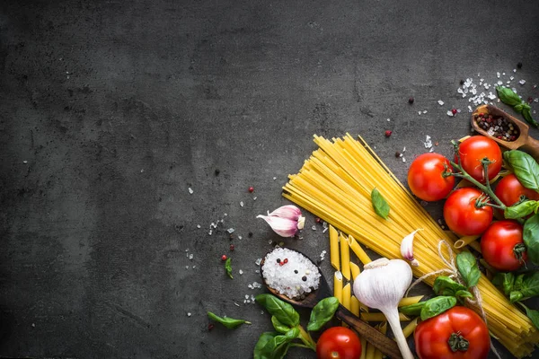 Siyah taş masa üzerinde İtalyan yemeği arka planı. Üst görünüm. — Stok fotoğraf