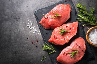 Biberiye ve baharat siyah arka plan üzerine sığır eti biftek