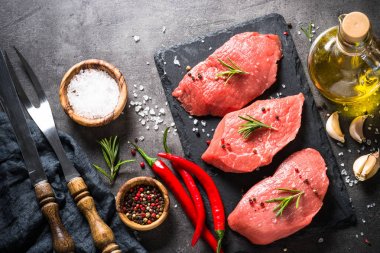 Biberiye ve baharat siyah arka plan üzerine sığır eti biftek