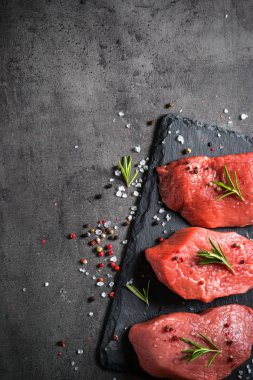 Biberiye ve baharat siyah arka plan üzerine sığır eti biftek