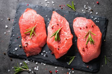 Biberiye ve baharat siyah arka plan üzerine sığır eti biftek