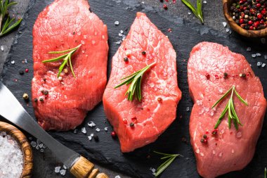 Biberiye ve baharat siyah arka plan üzerine sığır eti biftek