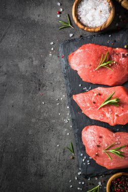 Biberiye ve baharat siyah arka plan üzerine sığır eti biftek