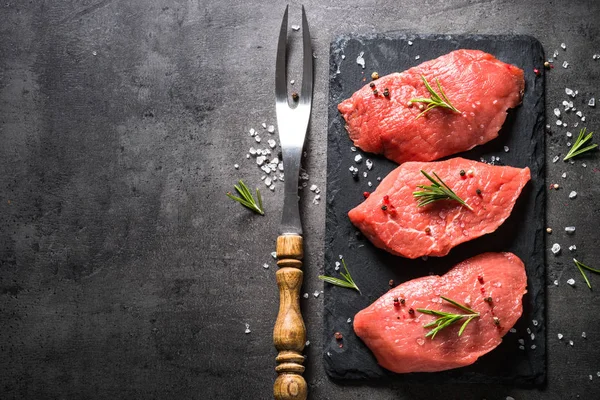 Marha steak és a fűszerek, a fekete háttér — Stock Fotó