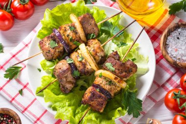 Izgara şiş kebap veya beyaz kebab.