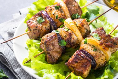 Izgara şiş kebap veya Şaşlık kapat.