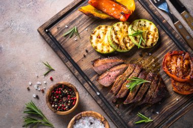 Barbekü tabağı. Biftek ve ızgara sebze..