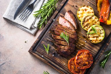 Izgara biftek ve ızgara sebze.