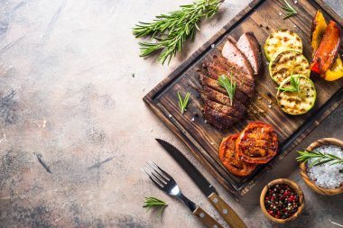 Barbekü tabağı. Biftek ve ızgara sebze..